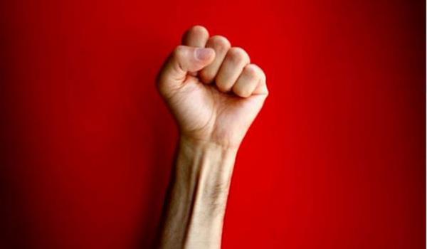 Dnyada komnist hareketler arlkla sa yumruk kullanr.