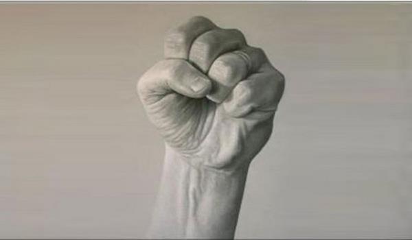 Trkiye'de bozkurt iaretinden nce lkclerin de sa yumruk kulland biliniyor.