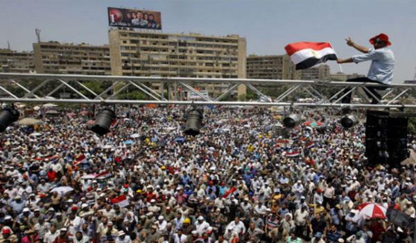 Meydanlarda toplanan gstericiler, elleriyle drt iareti yaparak Rabiatul Adeviyye'ye atfta bulundular.