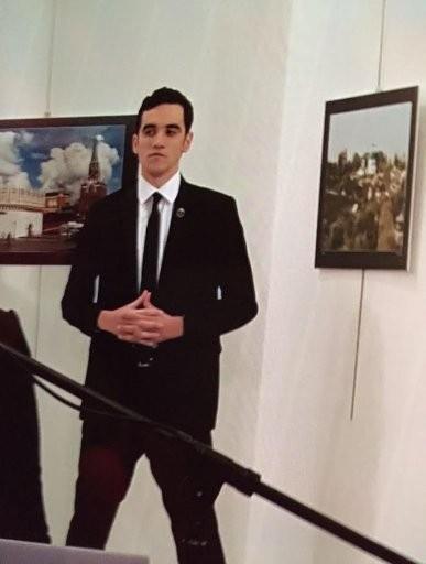 Arkasnda bir o yana bir bu yana giderken hareketlerini grdm. ok ardm. Sanki karsnda biri varm gibi, oraya bakyor, birisinden emir alyormu gibi&#8230; Bir o tarafa gidiyor bir bu tarafa. Hi mi kimsenin dikkatini ekmedi? Garip hareketleri var. Bir elini atyor bir kartyor. Hibir anlam veremiyorum.