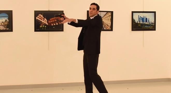 YLE BR ALE DELZ    Kardeim polis okuluna gittii dneme kadar denize de girerdi. ki bile itiini biliyorum ben. Kuran okuyacaksn, namaz klacaksn diye zorlamadk. Byle bir aile deiliz. Resimlerime baksnlar, yerine gre davranrm. Okula balad ilk sene bir ey yoktu. kinci sene namaz klmaya balad. Srekli denize gideriz burada, sonra yava yava denize girmemeye balad. Her geldiinde, &#8216;Senin hi evren yok mu. Git gez&#8217; diyordum.