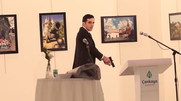 alkan bir ocuktu, kafas alyordu. Ortaokuldayken Konakl Dershanesi&#8217;ne gitti. Cumhuriyet Anadolu Lisesi&#8217;ni kazand. Lise 3&#8217;te, &#8216;Anne ben dershaneye gitmeyeceim. Kendimi deneyeceim eer tutturursam gireceim tutturamazsam bakacam&#8217; dedi. SS&#8217;ye de girdi.