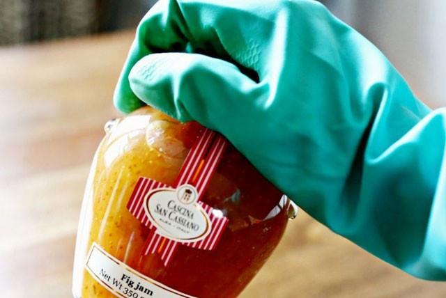 Kapa sk kavanozlar elinize plastik eldiven giyerek amay denerseniz daha kolay alacaktr.