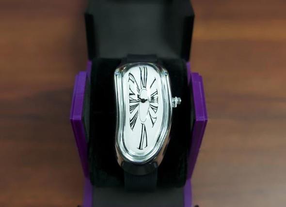 Salvador Dali'nin nl tablosu Eriyen Saatler temas ilenmi