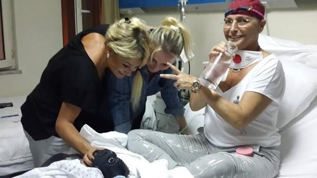 NADE GKTRK  Bir sredir akcier kanseri tedavisi gren sz yazar, besteci ve arkc Naide Gktrk, 30 Austos'ta 51 yandayken hayatn kaybetti.