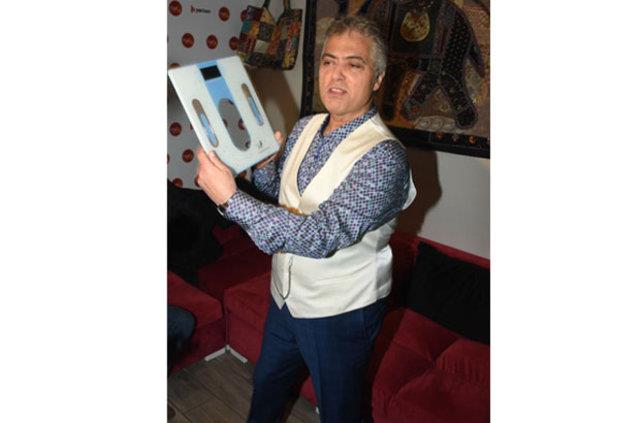 Yaklak alt ayda tam 46 kilo vererek 89 kiloya dtm. 64 beden kyafetler giyerken, 52 beden arar oldum. ok mutluyum. Bakn elimdeki tart da doru sylyor" dedi. (Cadde)