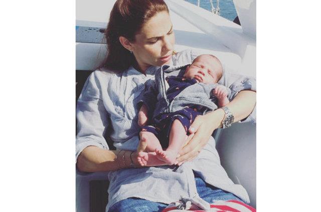 Gzel oyuncu, &#8220;Hamileliim boyunca 11 kilo aldm. Doumdan sonraysa 14 kilo verdim. Yaknda yeni projelerle karnzda olacam, u anda deerlendirme aamasndaydm&#8221; diye konutu.