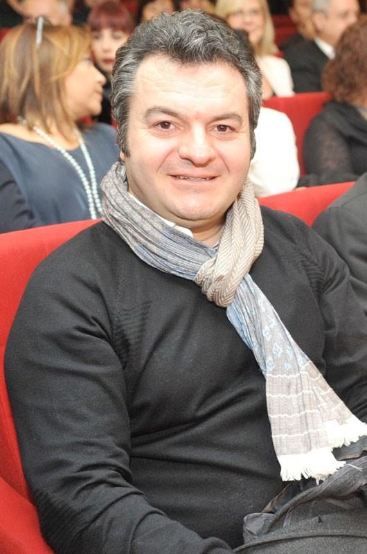 Mezun olduktan sonra, hemen televizyon ve tiyatro sektrnde kendine yer buldu. Profesyonel olarak alt ilk tiyatro olan Kabare Taksim'e katld. Ardndan, Kabare Taksim ekibinin yapt 7 Numara dizisinde Yusuf Gdk karakterini canlandrd. "Kabare Taksim"den sonra Komedi Klk adl grupta kabare oyunculuu yapmaya devam etti.