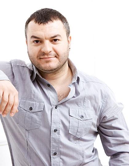 2012 ylnda 16. Yap Kredi Afife Jale Tiyatro dlleri'nde, ark Diisi adl oyunda Taparnigos rol ile "Yln En Baarl Mzikal Komedi Erkek Oyuncusu" dlne layk grld. 2012 ylnda Gaye orumlu ile evlenen alar orumlu &#8220;Gldr Gldr&#8221; adl komedi programnda canlandrd Eofmanl evket Hoca karakteriyle tannmaktadr.