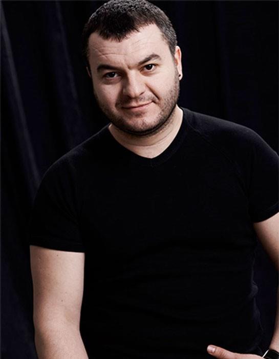 Eskiehir'de yaad yllarda, okuduu niversitenin "tiyatro kulb"ne katld. Oyunculuk yeteneini ilk olarak, bu tiyatro kulbnn ynetmeni olan Tolga Evren'in destei ile fark etti. niversite eitimini tamamladktan sonra, tiyatro eitimi almak ve tiyatro hayatna profesyonel olarak devam etmek iin 2000 ylnda stanbul'a yerleti. Bir yl "MSM ACTOR STUDIO"da tiyatro eitimi ald ve 2001 ylnda mezun oldu.