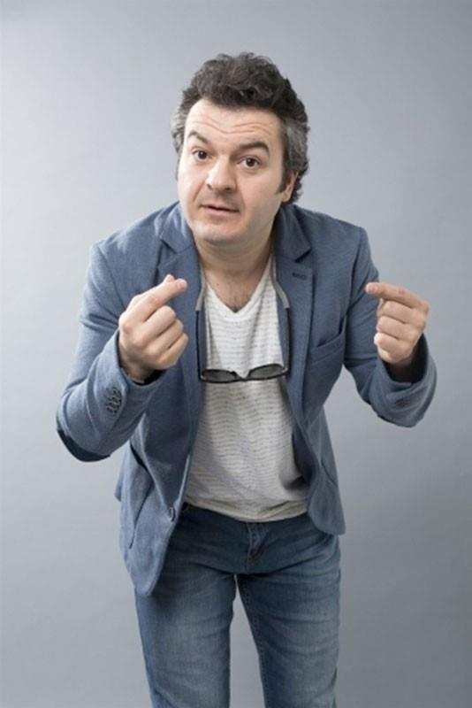 ALAR ORUMLU KMDR?  Sinema, tiyatro ve dizi oyuncusu alar orumlu 4 Aralk 1977'de Merzifon'da dnyaya geldi. Annesi ve babas retmen olan orumlu, 1994 ylnda, Merzifon Lisesi'nden mezun oldu. 2000 ylnda Anadolu niversitesi "Turizm ve Otel letmecilii" blmn bitirdi.