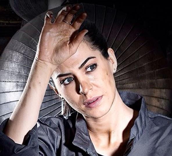 DLARA GNDER KMDR?  Gnder zmir Bornova Anadolu Lisesi'nden ve ardndan Yeditepe niversitesi letiim Fakltesi Radyo Televizyon Sinema Blm'nden mezun oldu. Aydn Doan Vakf'nn dzenlemi olduu 2007 ylndaki 19. Gen letiimciler Yarmas'na okul radyosunda yaymlanan "DinleBul" adndaki programla katld. Program radyo dalnda birinci seildi.