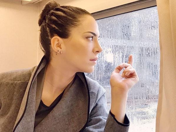 FBTV'de "MusicBox" isimli programla sunuculuk hayatna balad. 2007 ylna kadar bu kanalda alt. 2007'de Lig TV'ye transfer oldu ve 2,5 yl alt. Ardndan TRT'de Formula 1 yarlarn yerinde takip etti ve nemli rportajlar yapt. 2010 ylnda NTV Spor'a transfer oldu.