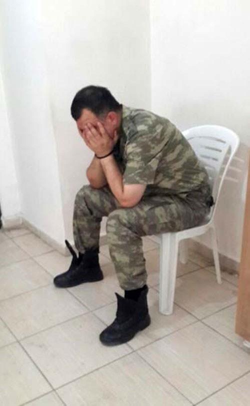 KOMANDOLARI SOKAA IKARMITI    15 Temmuz gecesi saat 21.00'de akrst Tugay'ndaki askerlere "Harekta hazr biimde toplanlmas" emrini veren Ali Osman Grcan, komandolarn d dnyayla balantsn kopard.