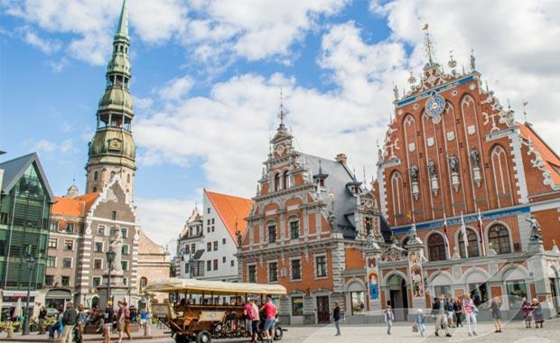 Riga<br>  Letonya&#8217;nn bakenti, sokakalra hkim olmaya balayan gmen kart protesto gsterilerinin yan sra organize su ebekelerinin yaygnl nedeniyle gvensiz bulunuyor