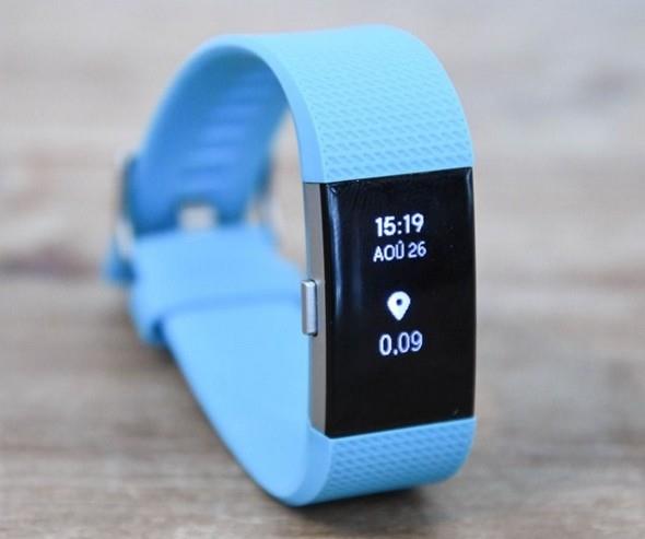 Srada iyi bir spor saatini ince gvdeye sdran Fitbit Charge 2 var.
