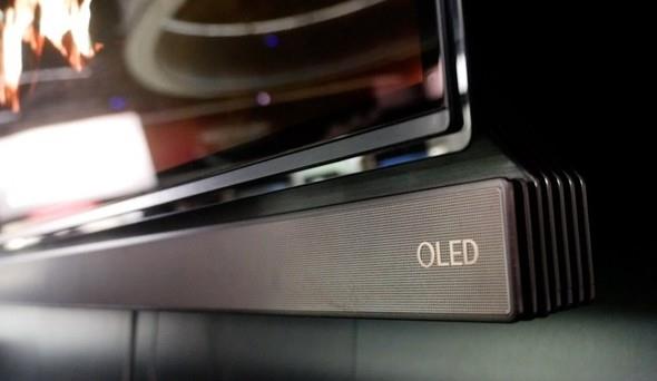 Ultra ince bir OLED paneli effaf bir cam tabaka ile birletirildi.