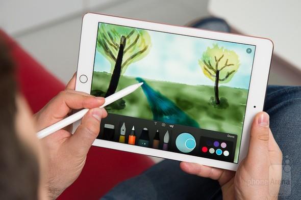 stelik daha tanabilir boyutlarda. iPad Pro 9.7'nin ekran, basnca duyarl Apple Pencil ile kullanlabiliyor ve bu sayede tablet, ho bir grafik tablete dnyor.