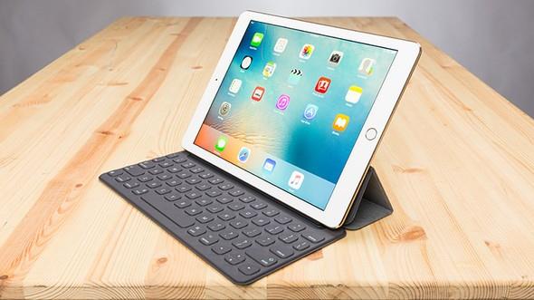 iPad Pro 9.7 ilk bakta eski iPad Air 2'yi andryor olabilir ama aslnda daha ok 12 in'lik iPad Pro'ya benziyor.