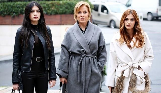 Yksek Sosyete reytinglerdeki istedii baary bulamaynca final yapma karar ald. Yksek Sosyete 26. blmyle final yaparak veda etti. Peki Yksek Sosyete'nin finali mutlu sonla m bitti? Yksek Sosyete'nin final blmnde tm sorular cevaplarn buldu.