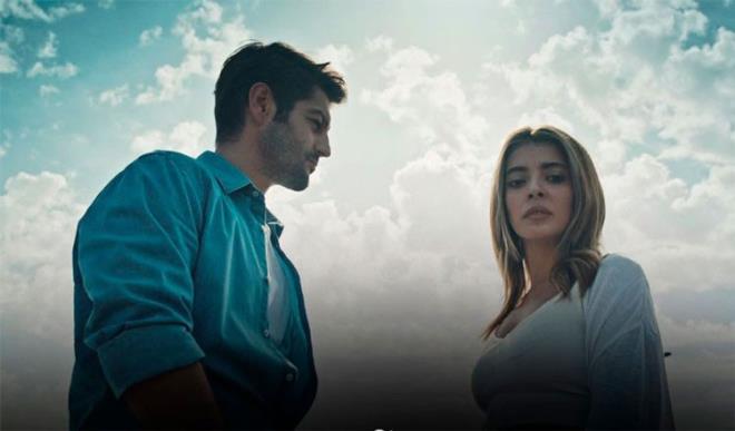 RENGARENK (KAIN KURASI<br>NTC Medya&#8217;nn zmir&#8217;de ekimleri yaplan dizisinde Selin ekerci ve Kaan Taaner ba rolde yer ald. Reytingleri nedeniyle srekli eletirilen dizi, 8 blm sonra tamamen deiti. smi Kan Kuras olan diziden Kaan Taaner ve birok isim ayrld. Tekrar ekrana dnen dizi yine istenileni veremedii gerekesi ile ekranlara veda etti.