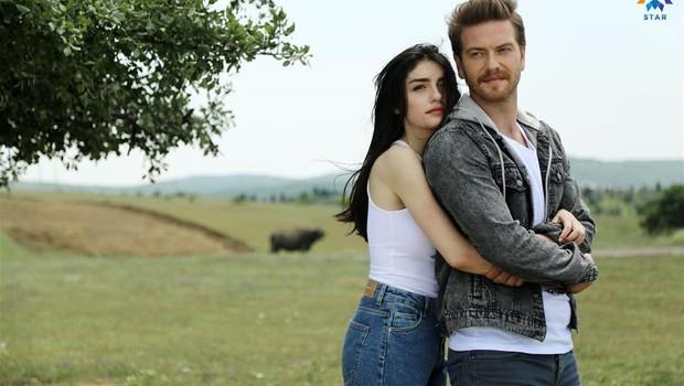 Ait olduklar yeri arayan Kerem ve Cansu'nun hikayesi ile balad Yksek Sosyete... Karlarna engeller ve snavlar ksa da birbirinden asla vazgemeyen iki an hikayesi... Final blmnde onlar ait olduu yeri bulacak ama bunun iin herkes kolay ikna olmayacak. Cansu ve Kerem aknn en byk engeli olan Sreyya, gemiten gelen birinin kalbini aralamasyla akn bysne inanacak. Ece ve Mert aknda srpriz bir gelime yaanacak. Bedia ve Ece'yi bir ac, ortak noktada buluturacak. Sreyya ve Levent ak iinse artk hibir engel kalmayacak... En sonunda ise ak; zengin fakir ayrm yapmadan, umudun olduu bir aile sofrasnda tm kahramanlarmz bir araya getirecek.