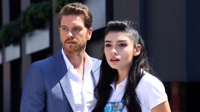 Tuba Bykstn ile Kvan Tatltu'un barol oynad Ay Yapm'n "Cesur ve Gzel" dizisinin perembe akamlar ekrana gelmesinin ardndan "Yksek Sosyete"nin yayn gn cumartesiye alnmt. Geen hafta 23. blm yaynlanan dizinin akbeti belli oldu. "Yksek Sosyete", 26. blmde ekrana veda ediyor.