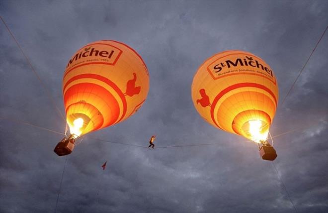 Fransa'da 30 metre ykseklikte ip cambazl