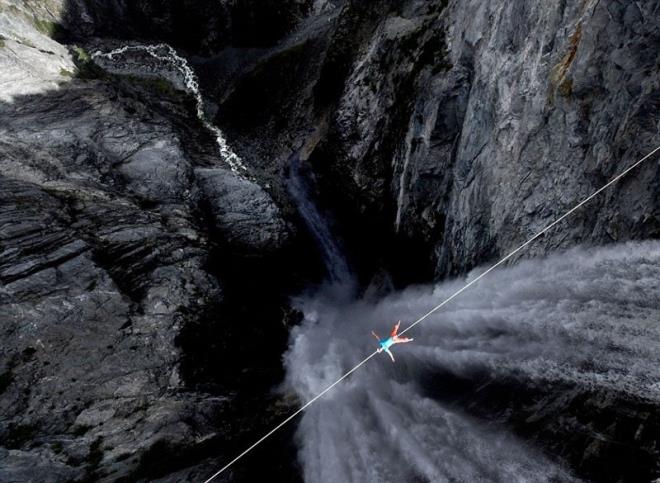 Adrenalin dknleri 2016'y dolu dolu geirdi. te 2016'da kadraja taklan en korku dolu fotoraflar.    Ekonomi master bulunan Lukas Irmler, Kanada'daki Hunlen elalerinde tam 400 metre ykseklikte.