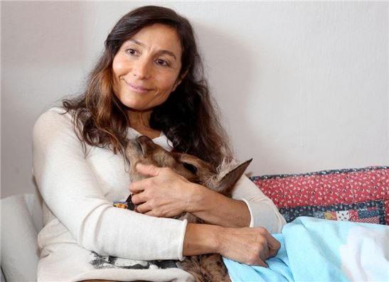 "Veteriner, yalnz bulunduu ve annesinin kanad altnda olmad iin ttn ve tedavi olmas gerektiini syledi. Antibiyotik ve ine tedavisi verdi. d iin eve aldm, burada yatak yaptm. Dzenli olarak inelerini yaptm. Son inesini dn vurdum. imdi sal yerinde. Yemeini yiyor ve zplyor." dedi.