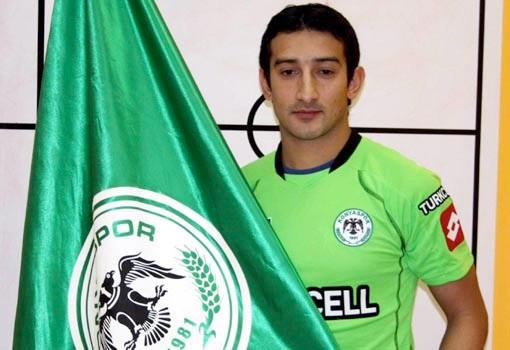 Kayserispor ve Beikta kendisi ile ilgilendi ancak Serhat Konyaspor ile 1.5 yllk szleme imzalad. Milli golc 2011-2012 sezonu iin Yusuf imek'in Futbolcu-Antrenr olarak grev yapt Turgutluspor'la anlat.