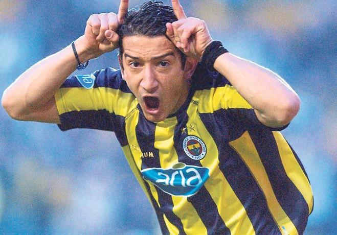 Akn, 1991 ylnda futbola Almanya'da 10 yandayken Karlsruher SC takmn altyapsna girerek balad. 2000 ylna kadar burada oynad. 2000 ylnda Fenerbahe'ye transfer oldu ve Trkiye Milli takmna kadar ykseldi.