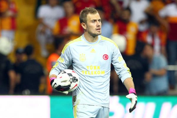 Getiimiz sezon Galatasaray manda grd krmz kart nedeniyle 5 ma ceza alan Volkan Demirel'in yokluunda forma giyen gen eldiven, her ma kalesinde daha da byyor.