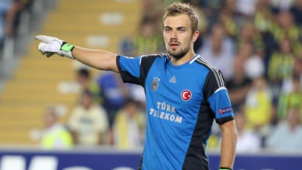 Fakat bu yldzlar ma tribnde izlerken sahada adeta kahramanlaan Mert ylda sadece 500 bin Euro kazanyor.