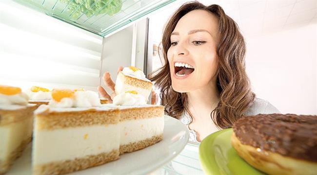 Tatl steinin nne Geiyor<br>      Yanl duymadnz! Bir kase yourt tketerek tatl isteinizi nleyebilirsiniz. Bir kase yourt protein, karbonhidrat ve ya miktarn dengeli bir ekilde ierdii iin kan ekerinin dengelenmesini salyor. Salkl beslenmenin temel talarndan biri de kan ekerinin dengeli olmasn salamaktr. stelik kan ekeriniz ne kadar dengeli olursa abur-cubur ve tatl istekleriniz de o kadar az olacaktr. zellikle cannz tatl istediinde ise ev yapm meyveli yourt yaparak ya da meyve ve yourdu blenderdan geirdikten sonra dondurarak son derece salkl tatllar elde edebilirsiniz.