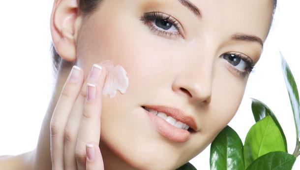 Cilt ve Deri Hastalklarna Kar Koruyor  <br>    Bilimsel almalar yourdun, ierdii yararl bakteriler sayesinde ciltte oluan sivilce ve kzarklklara iyi geldiini gsteriyor. Probiyotik bakteriler sayesinde ayn zamanda kadnlarda sklkla karlalan vajinal mantar enfeksiyonlarna kar da koruyucu rol oynuyor.