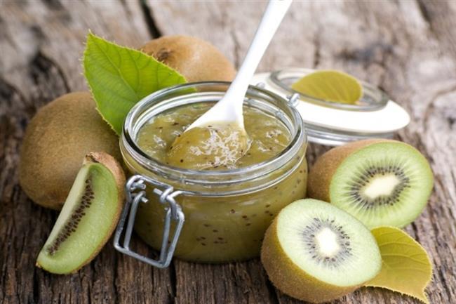 Kivi<br>    Antioksidan zellii sayesinde bakl glendiren kivi tam bir C vitamini deposu. yle ki portakaldan daha fazla C vitamini ieren bir adet kivide gnlk alnmas gereken C vitamini ihtiyacndan daha fazlas var. indeki pektin sayesinde vcudu toksinlerden arndrrken DNA'y koruyor. Kan ekeri kontrol iin yararl olan kivi, ieriindeki lif sayesinde sindirimi kolaylatryor, kolesterol dengeliyor. ngiltere&#8217;de yaplan aratrmalar kk ocuklarda ksrme, haprma, nefes darl gibi baz hastalklarda kivinin olumlu etki yaptn ortaya koyuyor.