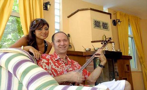 Uzun sre Ankara&#8217;da yaadktan sonra stanbul&#8217;a yerleen Smer Ezg daha sonra yazlar gittii Antalya&#8217;ya tamamen yerleme karar ald ve stanbul&#8217;daki evini Antalya&#8217;ya tad. Sadece ii olduunda stanbul&#8217;a geliyor.