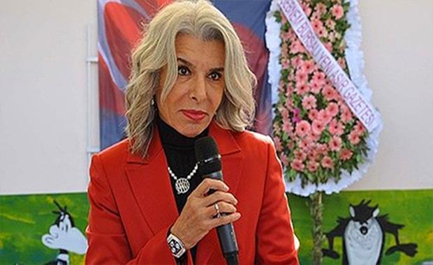 Menajerlikten sunuculua kadar bir ok i yapan nl gazeteci enay Ddek de stanbul&#8217;u brakp giden isimlerden birisi. Bir dnem Hlya Avar, Seren Serengil ve Fulden Uras gibi isimlere menajerlik yapan, daha sonra televizyon kanallarnda sunuculuk ve zellikle ke yazlaryla herkesin tand Ddek uzun sredir zmir&#8217;de yaamn srdryor.