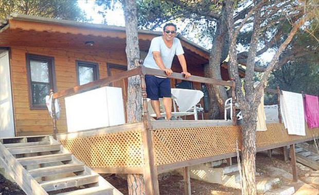 90&#8217;larn efsaneleen pop yldzlarndan arkc Ege, Mula &#8211; Gvercinlik&#8217;te tek bana yayor. Ege, Bodrum&#8217;da sahne almalarna devam ediyor.  iin dnem dnem stanbul&#8217;a geliyor.