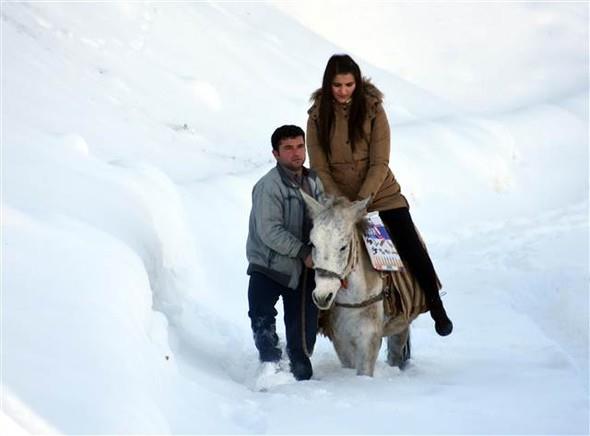lk gnlerde minibsle okula gidip gelen Duygu retmen, kar yayla birlikte zorlu bir dneme girdi. leye 13 kilometre uzaklktaki mahallenin yolu kardan ulama kapannca, Duygu retmen yaklak 2 kilometrelik yolu yrmek zorunda kald. Adm atmann bile zor olduu yolda yrmekte glk eken retmene mahalle halk bir katr ve bir grevli tahsis etti. Servisten indikten sonra katra binerek karlara bata- ka, dalar tepeleri buz gibi havada aan Duygu retmen, okula yaklak 40 dakikada ulaabiliyor.
