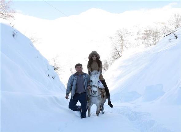 Dou Anadolu&#8217;da k mevsimi ve kar, zellikle cra mahallelerde yaayan vatandalarn hayat artlarn olduka zorlatryor. Van&#8217;n en ok kar alan ilelerinden biri olan Bahesaray&#8217;n Altndere Mahallesi Krkhan mezrasna bu yl atanan Adanal retmen Duygu Atm&#8217;n yks de dikkat ekici. Bayburt niversitesi Eitim Fakltesi Snf retmenlii blmnden 2014 ylnda mezun olan 25 yandaki Atm&#8217;n, ilk grev yeri, konteyner okulu ve 21 rencisi bulunan Altndere Mahallesi Krkhan mezras oldu.