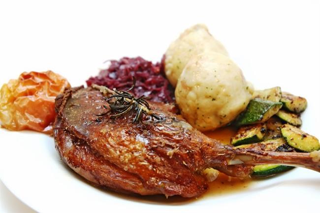 Spor sonras kendinizi dllendirmek gibi bir dnce ile tatl, hamur ii, kzartma tketmeyin. Protein arlkl beslenin.