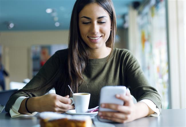 Sosyal alar bugn iletiim kurmann tesinde, kendini ifade etmenin en nemli aralarndan biri. Gelimeleri annda renmek, bakalarnn hayatlarn takip etmek ve "ben de buradaym" demenin yolu artk sosyal medyadan geiyor. Bu alar sayesinde hem sradan, hem de nl kiilerin hayatlarn yakndan takip ederek duygusal bir tatmin duygusu yaandn belirten Uzman Klinik Psikolog Reyhan Algl&#8217;e gre, bakalar tarafndan merak ediliyor olmak da bir haz kayna... Yani kii sadece bakalarn takip ederken deil, takip edildiinde ve paylamlar beenildiinde de ayn ekilde haz duyuyor. Uzman Klinik Psikolog Reyhan Algl, sosyal medyann sunduu cazibeleri anlatmaya yle devam ediyor: &#8220;Baz kiiler kendi hayatnn ya da karakterinin aslnda ne kadar gzel ve dzgn olduunu gsterme abasna girerek mutlu oluyor. Ayrca sosyal medya, gerek dostlara ve ilikilere sahip olmann zor olduu gnmzde, insanlara yalnz olmad yanlgsn da yaatyor.&#8221;