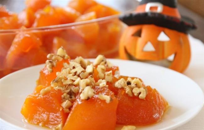 <b>Pekmezli Kabak Tatls </b> <br>  <br>  <b>Malzemeler</b> <br>  <br>  5-6 dilim bal kaba<br>  1 bardak su<br>  Yarm su barda pekmez <br>  <br>  <b>Hazrlan</b> <br>  <br>  Derin ve sya dayankl frn tepsisine yal kad serin. Sonra   dilimlenmi birbirine demeyecek ekilde dizin. zerine suyu ilave edin.   nceden stlm frnda 200 derecede 20 dakika piirin, ardndan   kabaklarn dier yzeyini evirin. 20 dakika daha piirdikten sonra   frndan alp zerine pekmez ilave edin.