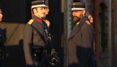 "Yani bunlar ngilizlerle, Amerikallarla, Yunanllarla birlikte Trkiye'yi igal etseler, retorik olarak 'Biz bunu vatan iin yapyoruz' intiban oluturabilecekler. Dizinin verdii mesaj bu."