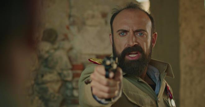 Bu senarist Fetullah'n zellikle herkesin gidip izlemesi gerektiine dair direktifler verdii 'Selam' filminin senaristi. Bu kadar ey yan yana gelmez.