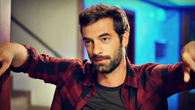 Poyraz Karayel'in oyuncusu lker Kaleli, ngiltere'de yksek renim grd. yi derecede ngilizce biliyor.