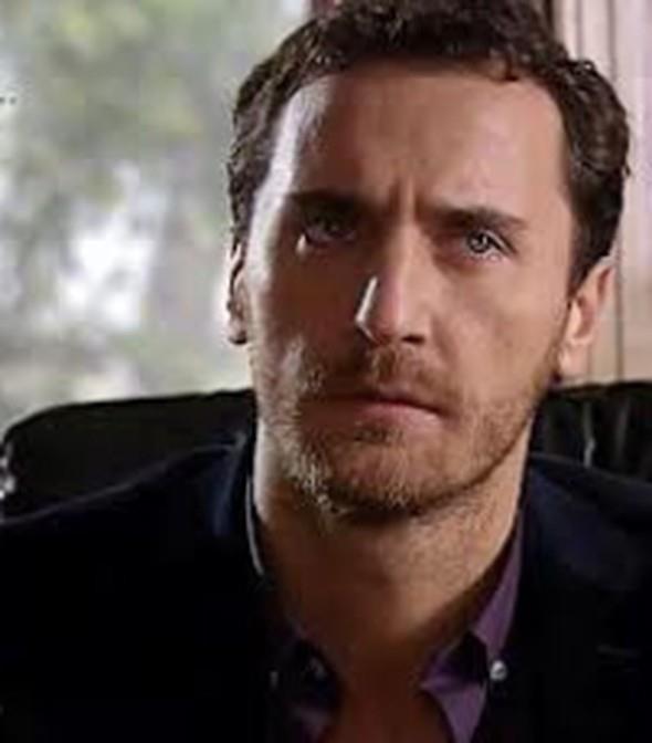 Frat elik de Trke'yi sonradan renin nllerden. Franszca'ya ana dili gibi konuuyor. yi derecede ngilizce biliyor.