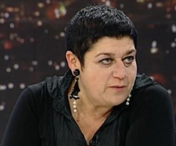 Serra Ylmaz, Trkiye'nin en ok yabanc dil bilen nllerinden. talyanca'y ana dili gibi konutuunu Ferzan zpetek'in filmlerinden biliyoruz.Ylmaz, ok iyi derecede Franszca da biliyor. Her iki dilde de simltane eviri yapma konusunda uzman. Papa 16. Benedict'in Trkiye ziyaretinde de evirmen olarak grev yapmt.